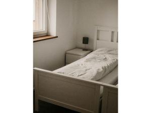 EbersburgZiegler Modern retreat的卧室内的一张白色床,设有窗户