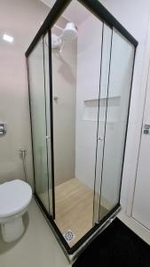 尼泰罗伊Residencial do Centro的一间带卫生间的浴室内的玻璃淋浴间