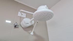 尼泰罗伊Residencial do Centro的浴室内白色吹风机,位于地板上