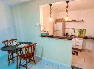 尼泰罗伊Residencial do Centro的厨房配有桌椅和冰箱。