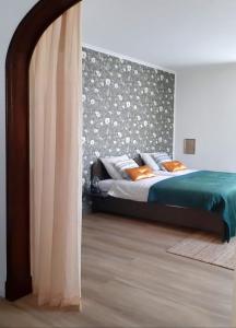 霍赫芬Logement Hartsuiker的一间卧室配有一张带床头板的床