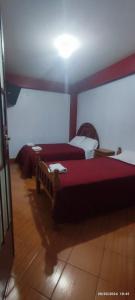 瓦拉斯Lhotse Hostel B&B的一间卧室,配有两张床