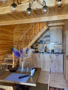 DandaloMountSide的一间厨房和带木制天花板的用餐室