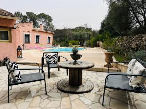 勒托罗纳Villa Conception的一个带桌椅的庭院和一个游泳池