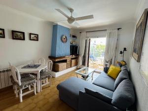 奥里韦拉斯科斯塔Apartamento Vilandra de Cabo Roig的客厅配有蓝色的沙发和桌子