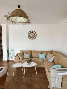 Casillas de MoralesBogalusa的客厅配有沙发和墙上的时钟