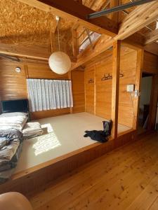 AwaJurakuji - Vacation STAY 15239v的小木屋内的一个床位