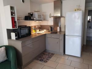瓦朗斯Au Epicéah, logement à la campagne的厨房配有白色冰箱和微波炉