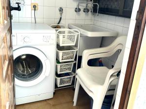 奥里韦拉斯科斯塔Apartamento Vilandra de Cabo Roig的洗衣房配有洗衣机和水槽