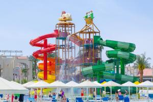 赫尔格达Beach Albatros Aqua Park - Hurghada的一个带过山车的大型水上公园