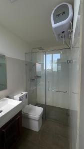 康提Sun Dove Suite的带淋浴、卫生间和盥洗盆的浴室