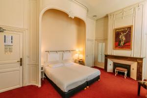 孔东蕾特瓦蕾酒店的一间大卧室,配有一张床和一个壁炉