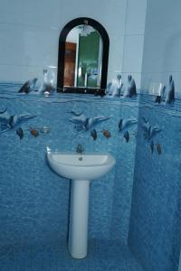 亭可马里Hotel Theevanni Inn的浴室设有水槽和海豚