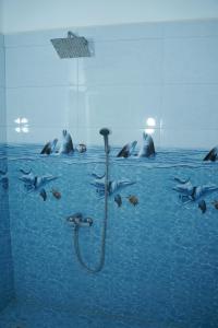 亭可马里Hotel Theevanni Inn的海豚在水中游泳的淋浴