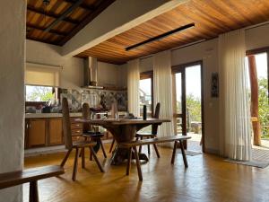 戈亚斯州上帕莱索Casa Prosperidade的厨房里设有1间带桌椅的用餐室