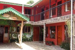 蒙泰韦尔德哥斯达黎加Manakin Lodge, Monteverde的前面有绿色遮阳篷的红色建筑