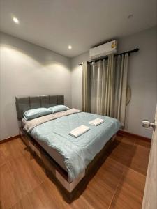 Ban Bang PhangThe Lake Guest House的一间卧室配有一张床,上面有两条毛巾
