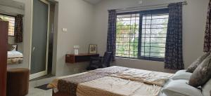 萨格尔Sugamya Farm Guesthouse的一间卧室设有一张床和一个窗口