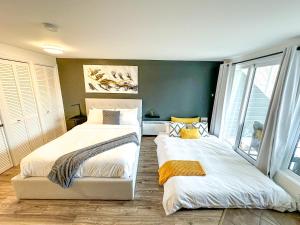 蒙特朗布朗Studio LIV204 by Gestion ELITE的配有两张床铺的绿色墙壁和窗户