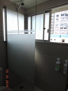 埃斯特角城APARTAMENTO 1 DORMITORIO EN PUNTA DEL ESTE的带2扇窗户的浴室内的淋浴间