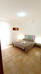 托雷圣乔万尼乌Appartamenti Vista Mare Salento的卧室位于客房的角落,配有一张床