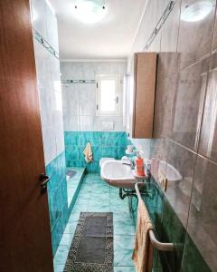 托雷圣乔万尼乌Appartamenti Vista Mare Salento的一间带水槽和淋浴的浴室