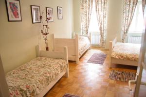 马里博尔Baščaršija Apartments & Rooms的一间卧室设有两张床和两个窗户。