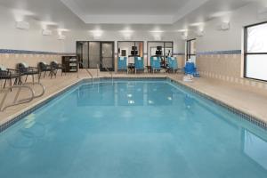 夏延夏延西南/市中心地区万豪广场套房酒店的大楼内的一个蓝色海水游泳池