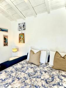 LuniAppartamento Cà Insulae的一间卧室配有一张带蓝色和白色床单的床。