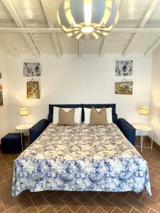 LuniAppartamento Cà Insulae的一间卧室配有一张床和一个吊灯