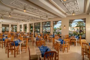 莫纳斯提尔Vincci Helya Beach的一间配备有桌椅及蓝餐巾的用餐室