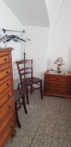 阿尔贝罗贝洛Trullo Chiancola Antica的一间设有梳妆台、椅子和灯的房间
