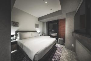 札幌SAPPORO STREAM HOTEL的卧室配有一张白色大床