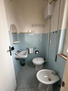 里米尼提奥酒店 的蓝色的浴室设有卫生间和水槽