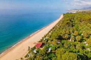 迈阿密普拉特亚Camping La Torre del Sol - Maeva Vacansoleil的享有棕榈树海滩和大海的空中景致