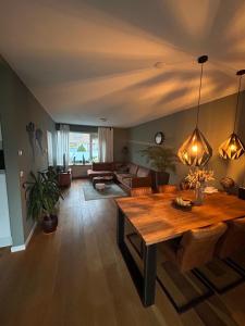 奈梅亨Compleet huis in Nijmegen的客厅配有桌子和沙发