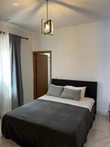 CalhetaPensão Gonçalves的一间卧室配有一张大床和黑色毯子