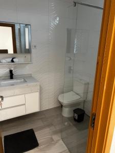 CalhetaPensão Gonçalves的一间带卫生间和玻璃淋浴间的浴室