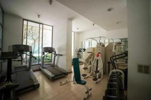 圣地亚哥Luminosa habitacion con baño privado en el centro de Providencia的健身房,室内配有几辆健身自行车