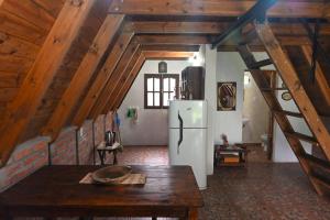 ChicoanaLA SERAFINA的一间带木制天花板的客房内配有冰箱的厨房