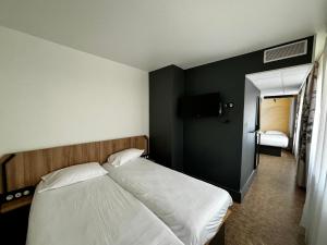马赛B&B HOTEL Marseille Centre La Joliette的卧室配有白色的床和黑色墙壁