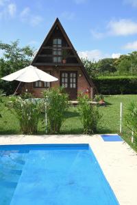 ChicoanaLA SERAFINA的房屋前有游泳池的房子