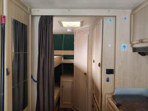 赫尔辛基Helsinki's Caravan Adventureヅ的小房间设有门和衣柜