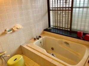 熊本KOTO TEA HOUSE - Vacation STAY 12837的带浴缸和卫生间的浴室。