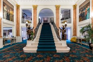 图尔大洋洲宇宙观光酒店的酒店大堂的楼梯