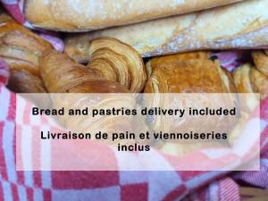 莫尔济讷Julianna , appartements avec services gratuits的一大堆面包和糕点送货服务包括livhedon de pain et vin