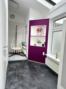 Ferienwohnung Steinebach的走廊上设有紫色的墙壁和窗户