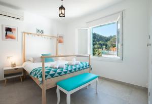 卡拉圣维森特Owl Booking Villa Magdalena - 5 Min Walk to the Beach的一间卧室设有一张床和一个窗口