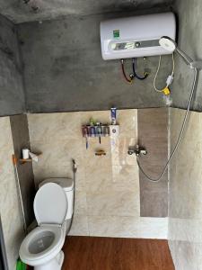 萨帕Chacha's House的一间带卫生间和淋浴的浴室
