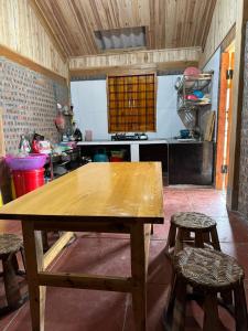 萨帕Chacha's House的厨房里设有一张大木桌和两张凳子